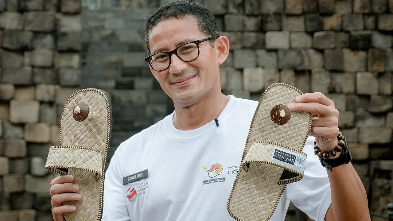 Sandiaga Uno Membawa Upanat di Candi Borobudur