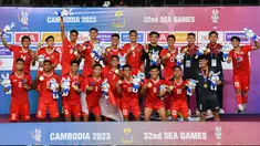 Timnas Indonesia merayakan raihan medali emas di podium setelah memenangkan pertandingan final sepak bola putra melawan Thailand dalam SEA Games ke-32 di Phnom Penh pada 16 Mei 2023. (Nhac NGUYEN/AFP)