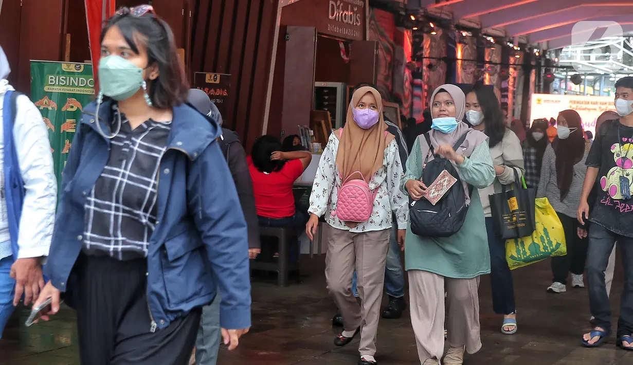 Pekerja tengah melintas di kawasan Kendal, Jakarta, Jumat (9/12/2022). Pemerintah Provinsi DKI Jakarta resmi menaikkan upah minimum provinsi (UMP) 2023 sebesar 5,6 persen atau menjadi Rp 4,9 juta. (Liputan6.com/Angga Yuniar)