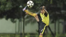 Pesepak bola SSB Tulehu Putra, Rizky Lestaluhu, mengontrol bola saat melawan SSB Galunggung FC pada semifinal turnamen Liga Remaja UC News di Lapangan Masariku Yonif 733, Ambon, Rabu (29/11/2017). (Bola.com/Peksi Cahyo)