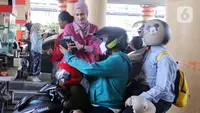Petugas melayani pengunjung saat tiba di gerbang pintu Ancol Jakarta, Minggu (21/4/2024). (Liputan6.com/Herman Zakharia)