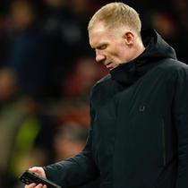 Legenda Manchester United, Paul Scholes, melihat ponselnya sebelum pertandingan Liga Europa antara Manchester United dan Real Sociedad di stadion Old Trafford di Manchester, Inggris, Kamis, 13 Maret 2025. (AP Photo/Dave Thompson)