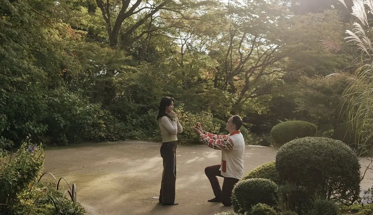 Sang kekasih melamar Elma saat matahari hendak menyingsing, membuat suasana yang hampir gelap menjadi menakjubkan. Tiga menit di Taman Zen Kuil Shisendo yang mendebarkan, di mana Ihsan berlutut sambil menyodorkan cincin kepada Elma yang terkejut tak menyangka. (Liputan6.com/IG/@elmaaa_e)