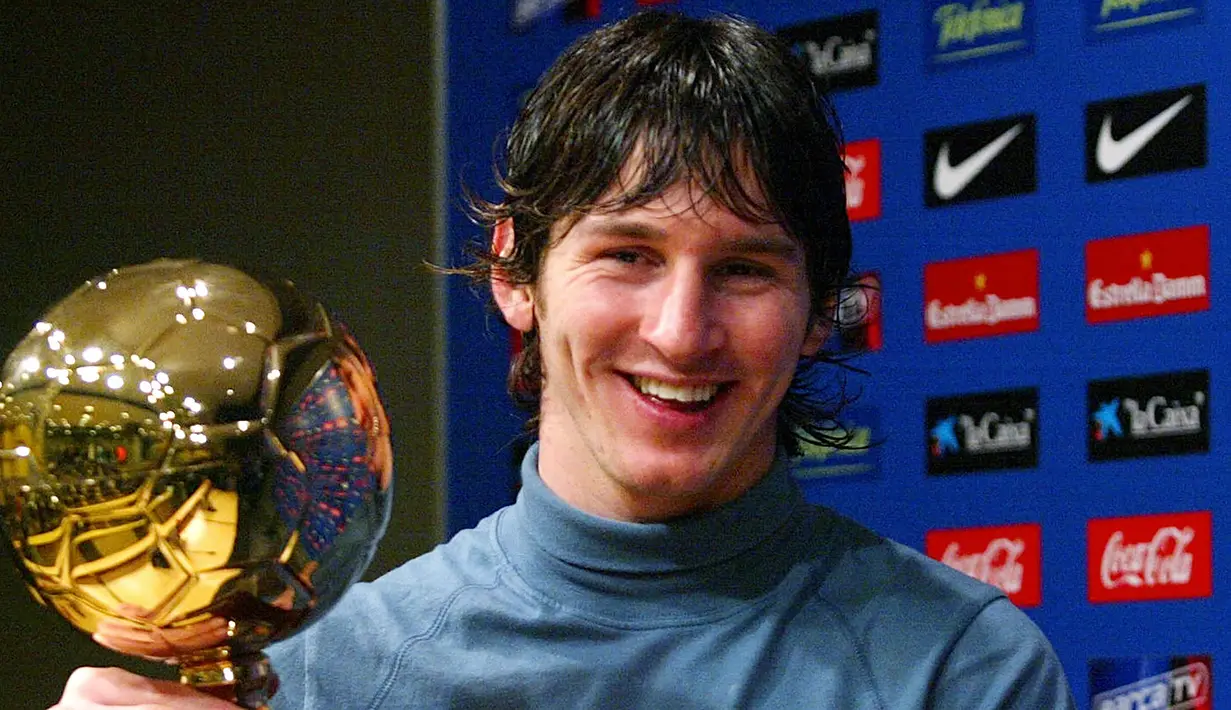 Lionel Messi. Pemain yang kini memperkuat PSG ini meraih trofi Golden Boy edisi 2005. Saat itu usianya baru menginjak 18 tahun dan telah mengantar Barcelona meraih gelar LaLiga 2004/2005. Bersama Timnas Argentina ia juga merebut gelar Piala Dunia U-20 tahun 2005. (AFP/STR)