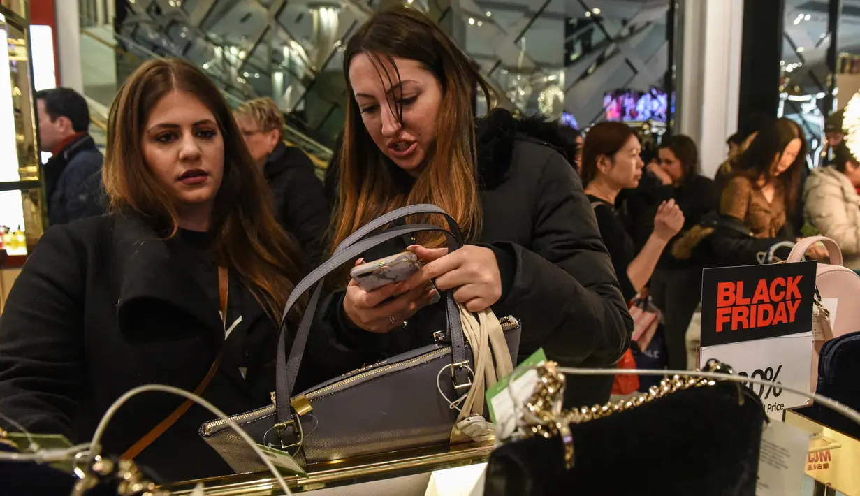 Pembeli memilih tas yang dibanderol diskon selama perayaan Black Friday di Macy Herald Square, New York, Kamis (24/11). Black Friday adalah tradisi hari belanja terbesar tahunan di Amerika sehari setelah Thanksgiving. (STEPHANIE KEITH/GETTY IMAGES/AFP)