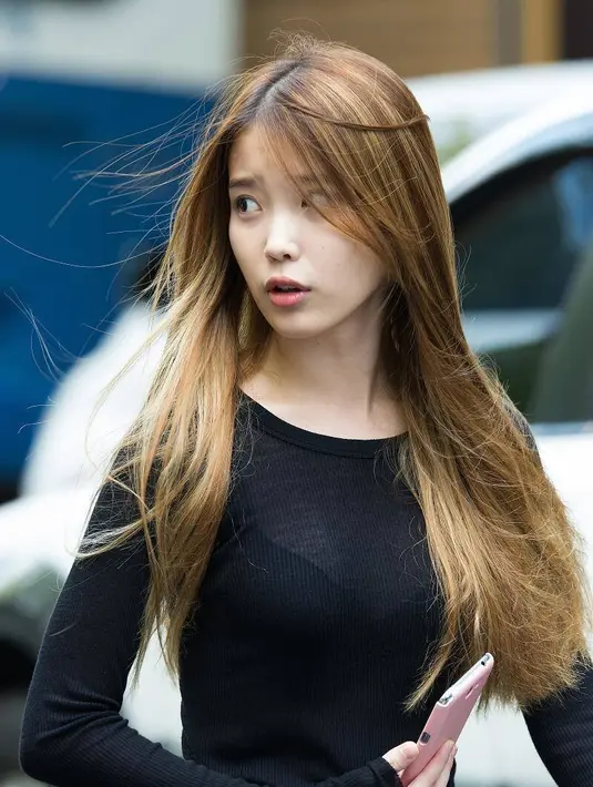 Untuk merayakan kemenangannya, IU ternyata mentraktir seluruh pelanggan di sebuah restoran. (Foto: koreaboo.com)