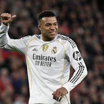 Penyerang Real Madrid asal Prancis, Kylian Mbappe, memberi isyarat saat laga La Liga melawan Athletic Bilbao di San Mames, Bilbao, 3 Desember 2025. (ANDER GILLENEA / AFP)