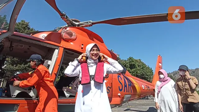 Bupati Banyuwangi Ipuk Fiestiandani bersama  Basarnas Jawa Timur lakukan pantauan udara di Pelabuhan Ketapang-Gilimanuk (Hermawan Arifianto/Liputan6.com)