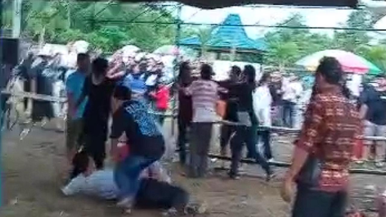 Korban dikeroyok di dalam arena pertunjukan Jathilan