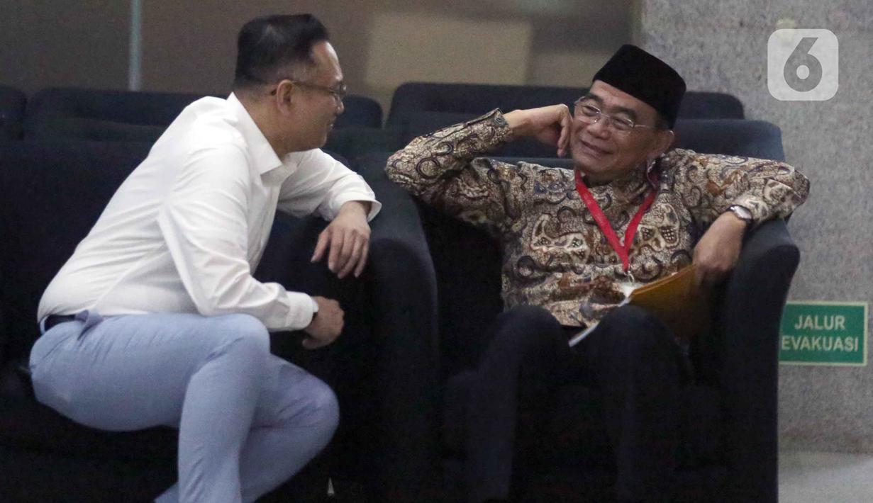 Penasihat Khusus Presiden Bidang Haji, Muhadjir Effendy (kanan), saat menunggu waktu pemeriksaan di Gedung Merah Putih Komisi Pemberantasan Korupsi (KPK), Jakarta, Senin (18/5/2026). (Liputan6.com/Helmi Fithriansyah)