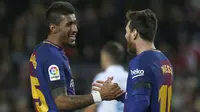 Paulinho dan Lionel Messi merayakan kemenangan usai melawan Deportivo La Coruna pada lanjutan La Liga Santander di Camp Nou stadium, Barcelona, (17/12/2017). Barcelona menang 4-0. (AP/Manu Fernandez)