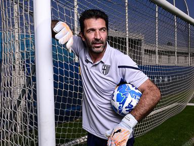 Kiper Parma, Gianluigi Buffon berpose setelah sesi wawancara di Collecchio Sports Center, Parma, 27 Oktober 2022. (AFP/Miguel Medina)