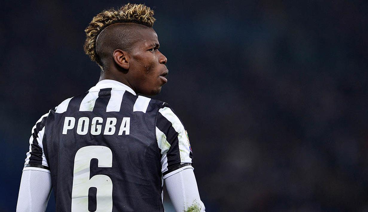4. Paul Pogba - Gagal mendapatkan tempat di Manchester United membuatnya dilepas secara gratis ke Juventus pada tahun 2012. Bersinar di Juve membuatnya kembali ke Old Trafford dengan harga 89.3 juta poundsterling. (Photo by ALBERTO PIZZOLI / AFP)