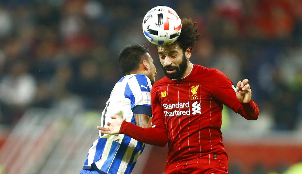 Penyerang Liverpool, Mohamed Salah, duel udara dengan pemain Monterrey, Leonel Vangioni, pada laga semifinal Piala Dunia Antarklub 2019 di Khalifa International Stadium, Qatar, Kamis, (19/12). Liverpool menang 2-1 atas Monterrey. (AP/Hussein Sayed)