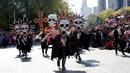 Peserta mengenakan kostum unik saat berpartisipasi dalam parade "Day of the Dead" di Mexico City, Meksiko, Sabtu, (29/10). Festival Kematian merupakan tradisi masyarakat Meksiko yang sudah dilakukan ratusan tahun lalu. (REUTERS / Carlos Jasso)