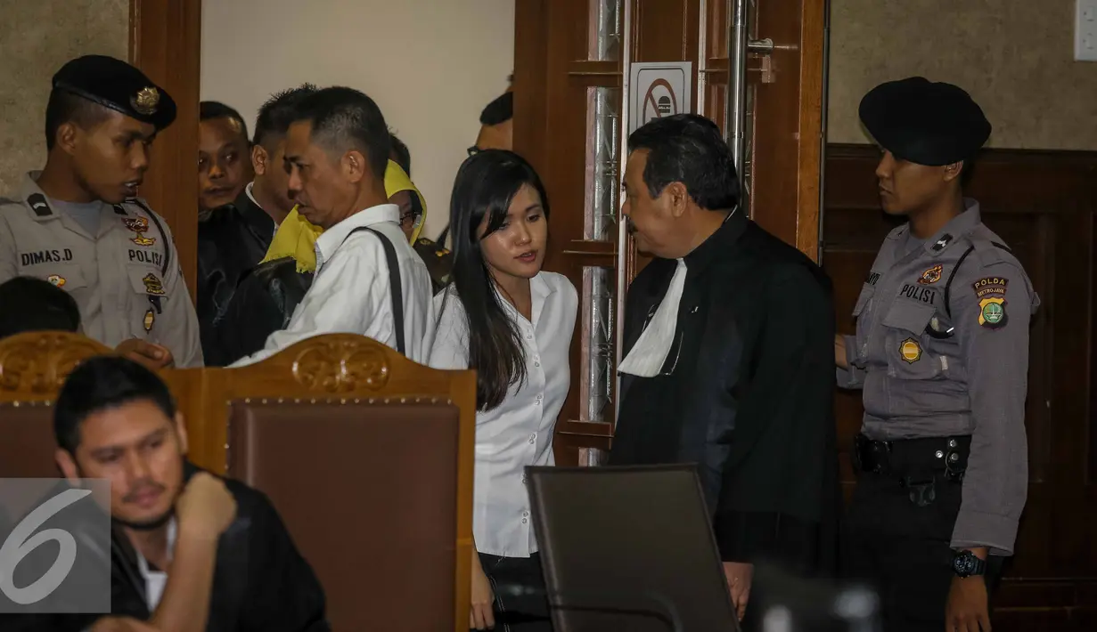 Jessica Kumala Wongso memasuki ruang sidang Pengadilan Negeri (PN) Jakarta Pusat, Jakarta, Kamis (27/10). Jessica Kumala Wongso akan mendengarkan vonis hakim atas dirinya. (Liputan6.com/Helmi Afandi)