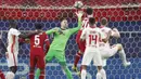 Kiper RB Leipzig, Peter Gulacsi, menepis bola saat melawan Liverpool pada laga Liga Champions di Puskas Arena, Kamis (11/3/2021). Liverpool menang dengan skor 2-0. (AP/Laszlo Balogh)