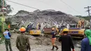 Hingga saat ini, sekitar 12 orang berhasil diselamatkan. Tampak sejumlah personel melakukan operasi pencarian dan penyelamatan korban setelah tumpukan sampah besar runtuh di fasilitas pemilahan sampah di Binaliw, Kota Cebu, Filipina, Jumat 9 Januari 2026. (AP Photo/Jacqueline Hernandez)