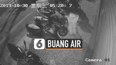 Rekaman seorang pejalan kaki buang air besar di depan pintu masuk sebuah toko di Taiwan. Teman pemilik toko melaporkan kejadian ini ke polisi.