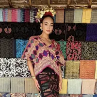 R'Bonney Nola Gabriel tampil elegan mengenakan pakaian khas Lombok. Dari atasan dan bawahan kain tenun khas Lombok. (@rbonneynola)
