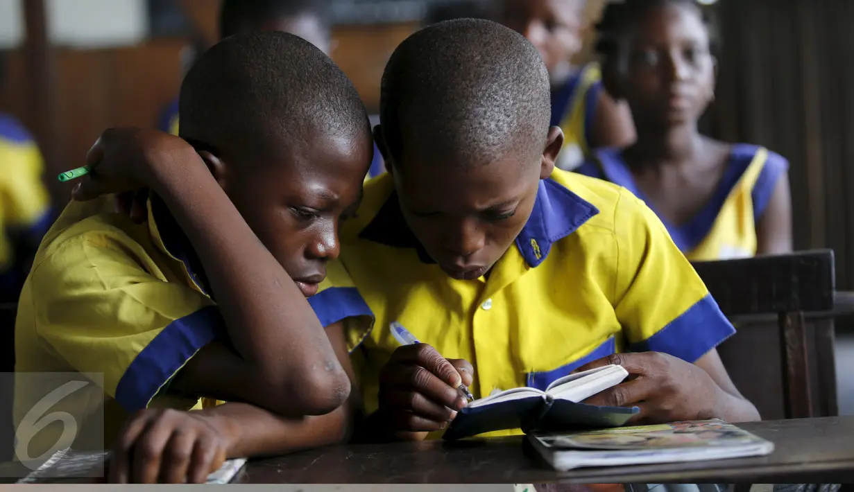 Siswa sedang mengikuti pelajaran di sekolah terapung, Lagos Lagoon, Nigeria (29/2/2016). Sekolah ini mampu menampung hingga seratus murid sejak November 2015. (Reuters/Akintunde Akinleye)