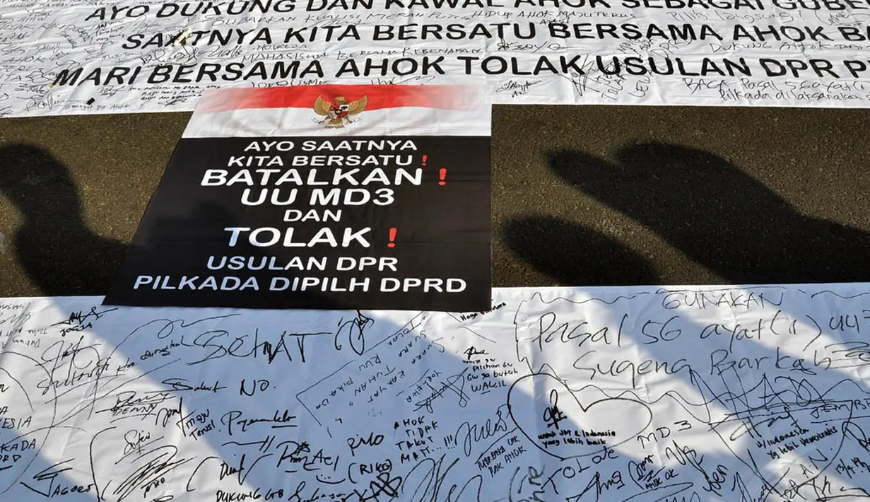 Aksi ini mendapat dukungan dari warga yang tengah beraktivitas di Car Free Day di sekitar Bundaran HI, Jakarta, (14/9/14). (Liputan6.com/Miftahul Hayat)