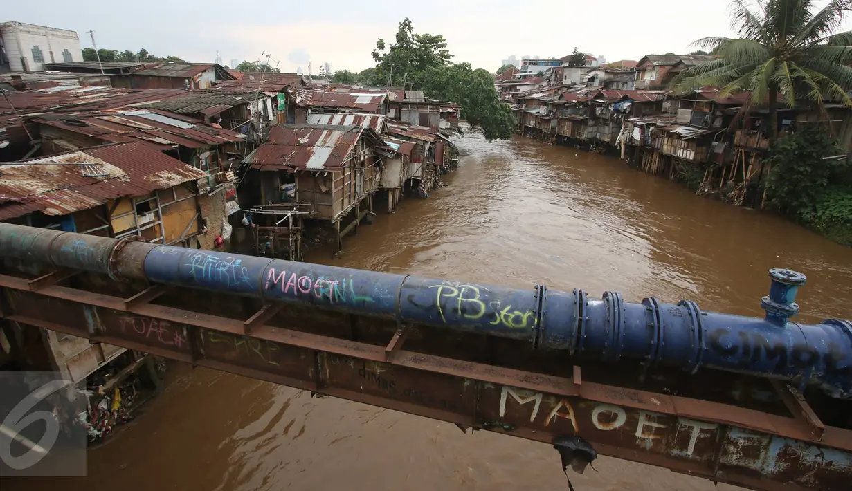 Suasana di bantaran Sungai Ciliwung, Manggarai, Jakarta (31/10). Kepala Bappenas Bambang Brodjonegoro mengatakan saat ini terdapat 13,5 juta penduduk Indonesia yang hidup miskin di lingkungan kumuh. (Liputan6.com/Immanuel Antonius)