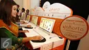 Pengunjung mencoba aplikasi perpustakaan digital saat peluncuran gerakan Baca Buku Bareng di Gedung Balai Kota, Jakarta, Selasa (17/5). Gerakan tersebut untuk merealisasikan visi Jakarta Smart City. (Liputan6.com/Immanuel Antonius)