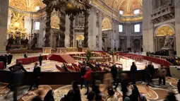 Orang-orang melihat jenazah mendiang Paus Emeritus Benediktus XVI yang disemayamkan di Basilika Santo Petrus, Vatikan, Senin (2/1/2023). Benediktus XVI, teolog Jerman yang akan dikenang sebagai paus pertama dalam 600 tahun yang mengundurkan diri, telah meninggal pada 31 Desember 2022 di usia 95 tahun. (AP Photo/Andrew Medichini)