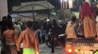 Mapolres Lumajang diserbu massa yang mengamuk hingga 18 orang diamankan polisi. (Liputan6.com/ Hermawan)