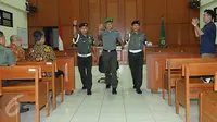 Terdakwa Brigjen Teddy Hernayadi (tengah) dikawal Provos meninggalkan ruang sidang di Pengadilan Militer Jakarta, Rabu (30/11). Brigjen Teddy menjalani vonis dalam kasus korupsi mencapai USD 12 juta di Kementerian Pertahanan. (Liputan6.com/Helmi Afandi)