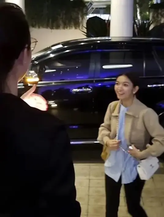 Saat ulang tahun, ia melengkapi penampilannya dengan tas putih sling bag dari Chanel. Melihat situs Madisonavenuecouture.com, tas tersebut seharga Rp107 jutaan. Ia juga mengenakan anting-anting mutiara. [@arumibachsin_94]