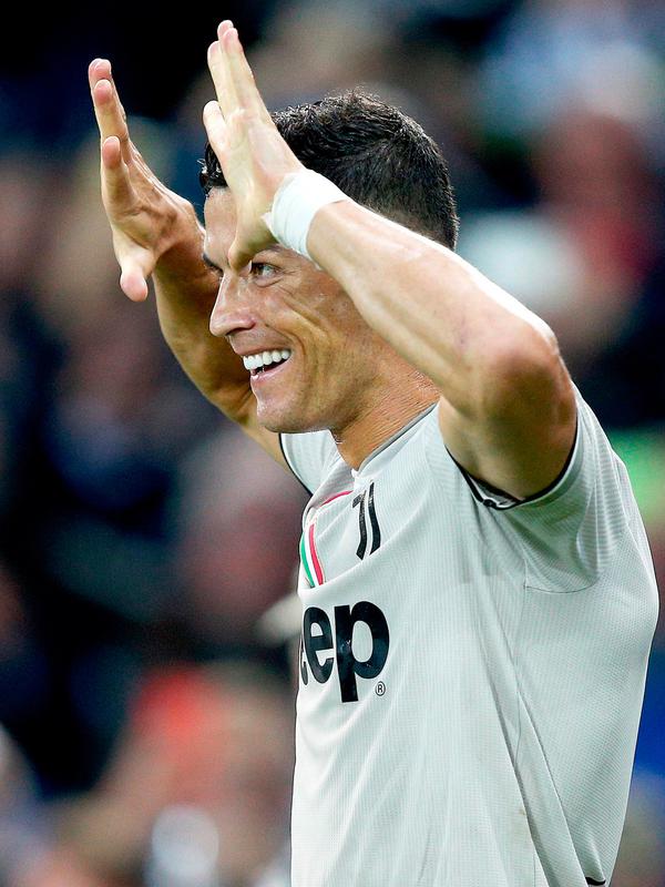 Penyerang Juventus, Cristiano Ronaldo berselebrasi usai mencetak gol ke gawang Udinese pada lanjutan Liga Serie A Italia di Stadion Dacia Arena (6/10). Juventus menang 2-0 atas Udinese dan Ronaldo mencetak satu gol menit ke-37. (AP Photo/Stefano Lancia)