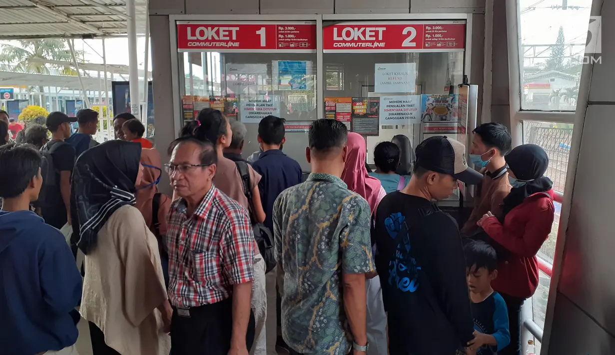 Calon penumpang KRL Commuter Line mengantre di loket Stasiun Bogor, Jawa Barat, Minggu (4/8/2019). Ratusan calon penumpang KRL Commuter Line tertumpuk di Stasiun Bogor akibat terjadi pemadaman listrik di Jakarta dan sebagian Jawa Barat. (Liputan6.com/Helmi Fithriansyah)