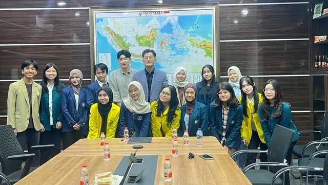 Beasiswa untuk 30 mahasiswa berprestasi diberikan untuk sejumlah universitas, termasuk UI, ITB, IPB, Universitas Gadjah Mada hingga Universitas Brawijaya.