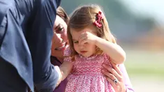 Kate Middleton membujuk anaknya, Putri Charlotte saat mengunjungi Pabrik Airbus di Hamburg, Jerman, 21 Juli 2017. Charlotte tertangkap kamera sedang merajuk dan enggan naik helikopter di pabrik pesawat terbang itu. (Christian Charisius/Pool Photo via AP)