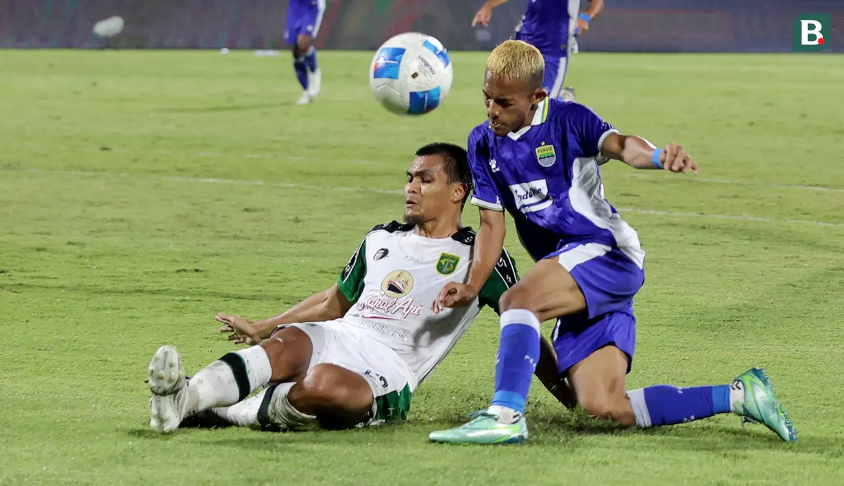 Pemain Persebaya Surabaya, Rachmat Irianto (kiri), berduel memperebutkan bola dengan pemain Persib Bandung, Ikhwan Tanamal, pada laga final Piala Presiden 2026 di Stadion Kapten I Wayan Dipta, Gianyar, Bali, Kamis (6/8/2026). Pertandingan berlangsung sengit hingga babak tambahan waktu sebelum Persebaya memastikan gelar juara usai menang 6-5 lewat adu tendangan penalti. (KapanLagi.com/Budy Santoso)