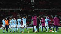 Para pemain Manchester City merayakan kemenangan usai pertandingan melawan Manchester United pada Liga Inggris di Old Trafford Stadium, Inggris, (10/12). City menang atas MU 2-1. (AFP Photo/Oli Scarff)