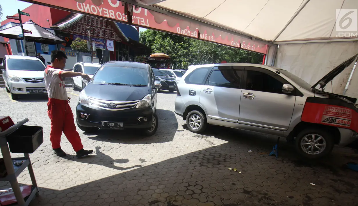 Aktivitas pemeriksaan kendaraan di rest area 57 km, Karawang, Jawa Barat, Kamis (29/6). Fasilitas yang disediakan seperti wi-fi, makanan dan minuman, ruangan ber-AC, kursi pijat, game station, TV satelit dan kids corner. (Liputan6.com/Helmi Afandi)