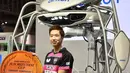 Atlet tenis meja Jepang, Jun Mizutani berpose dengan robot Forpheus saat prapertunjukan di CEATEC JAPAN 2017, Tokyo, Senin (2/10). Robot ini juga telah memecahkan rekor Guinness World Record sebagai robot pengajar tenis meja pertama. (Kazuhiro NOGI/AFP)