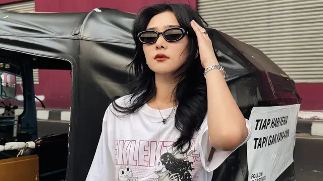 Gaya Kasual Isyana Sarasvati Bak Gen Z, Gantungkan Bag Charm di Barrel Pants untuk Sentuhan Playful