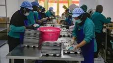 Pekerja menyiapkan paket makanan untuk program makan bergizi gratis (MBG) di salah satu dapur Satuan Pelayanan Pemenuhan Gizi (SPPG) Yasmin, Kota Bogor, Kamis (9/10/2025). (merdeka.com/Arie Basuki)