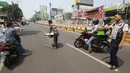 Petugas menegur pengendara motor di arena Car Free Day (CFD) di Jalan Warung Jati Barat, Jakarta, Minggu (17/9).  Beberapa pengendara motor terlihat bebas menerabas jalan yang dipenuhi orang yang berolahraga dan berjualan. (Liputan6.com/Immanuel Antonius)