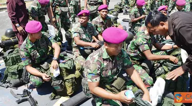 Citizen6, Surabaya: Personel Satgas SBJ Wakatobi di Swiping dari barang-barang terlarang seperti munisi tajam, senjam, dan Narkoba oleh anggota Jajaran Intel Menbanpur-1 Mar. (Pengirim: Budi Abdillah)