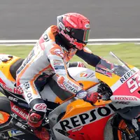 Marc Marquez yang sempat mengalami kecelakaan harus puas mencatatakan waktu di luar posisi 20 besar. Meski demikian, pembalap berjulukan The Baby Alien itu terlihat dalam kondisi baik-baik saja. (Bola.com/Ade Yusuf Satria)
