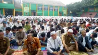 Ribuan siswa dan pengajar SMKN 1 Garut, nampak khusuk memanjatkan doa, untuk menciptkan pemilu damai (Liputan6.com/Jayadi Supriadin)