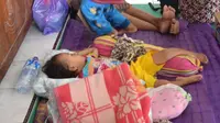 Kelompok rentan, seperti bayi dan balita menjadi perhatian khusus dalam pengungsian banjir sidareja. (Foto: Liputan6.com/Muhamad Ridlo)