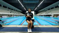 Perenang DKI Jakarta, Adelia Chantika berpose dengan memegang penghargaan perenang putri terbaik KU 2 (Kelompok Umur 2) dalam Kejuaraan Nasional Akuatik Indonesia 2026 di Stadion Akuatik Gelora Bung Karno, Senayan, Jakarta, Jumat (01/05/2026). (Bola.com/Bagaskara Lazuardi)