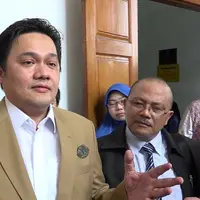 Perseteruan Farhat Abbas dan Ahmad Dhani memasuki babak baru, PN Jakarta Selatan Senin (11/8) menggelar sidang gugatan Farhat terhadap bos republik cinta management tersebut.