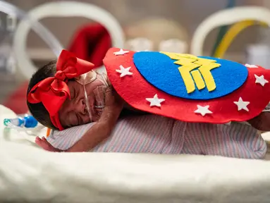 Infant Calixta Renteria mengenakan kostum Wonder Woman saat menjalani perawatan di bagian NICU sebuah rumah sakit di Texas, Rabu (30/10/2019). Pihak RS memakaikan kostum pada bayi-bayi prematur untuk merayakan Halloween pertama mereka. (Sarah A. Miller/Tyler Morning Telegraph via AP)